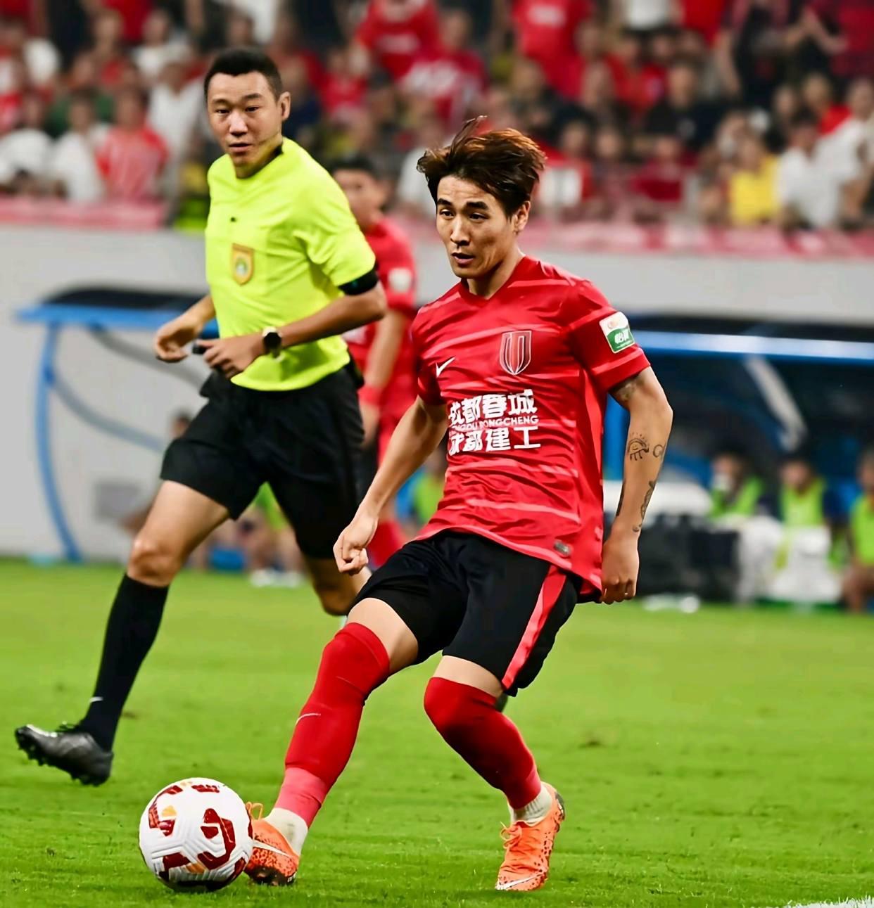 关于转会期中超传出新动向；成都蓉城临场应变；管理层表态——引发热议；赛季目标并未改变的信息